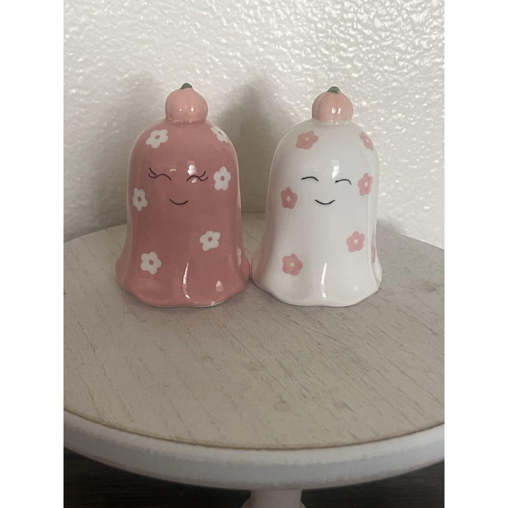 Happy Halloween Hauntings ghost salt and pepper shakers/table decor